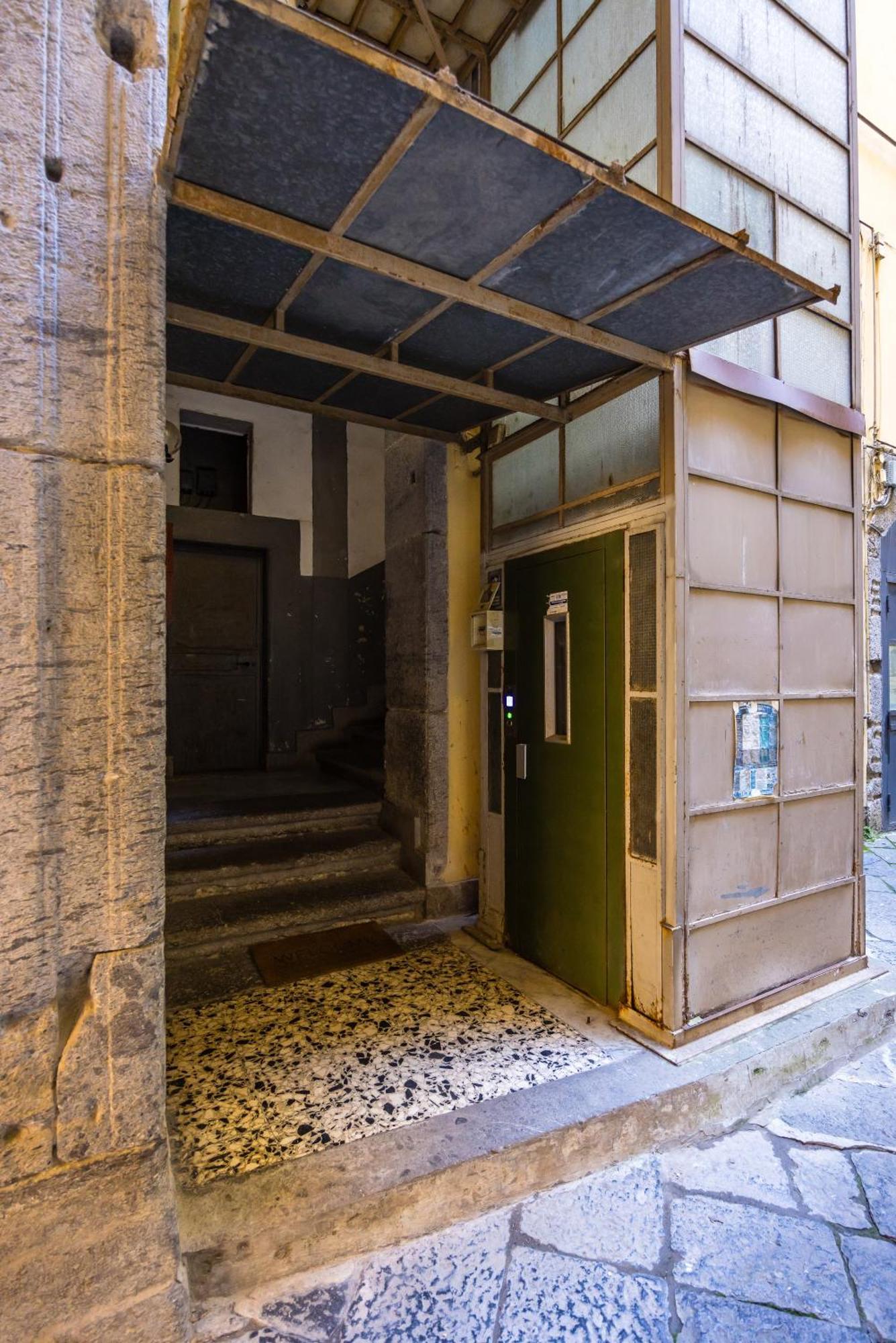 Appartement Carrozzieri Nest At Historical Center à Naples Extérieur photo
